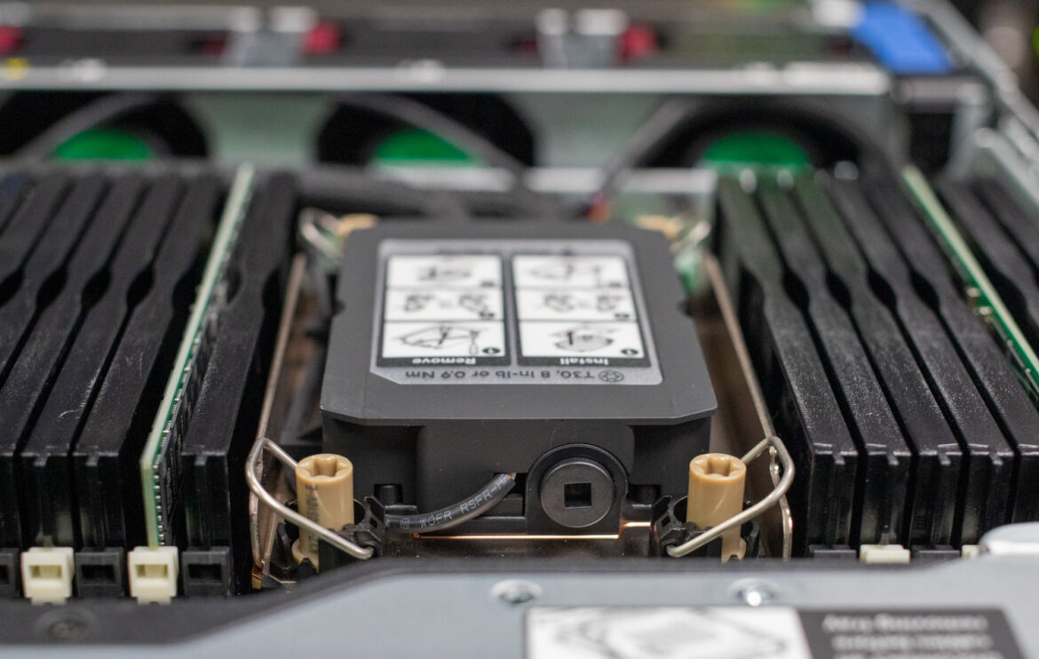 نگاه نزدیک به سرور DL560 Gen11